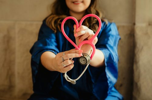 Eine Frau hält ein Stethoskop in der Hand
